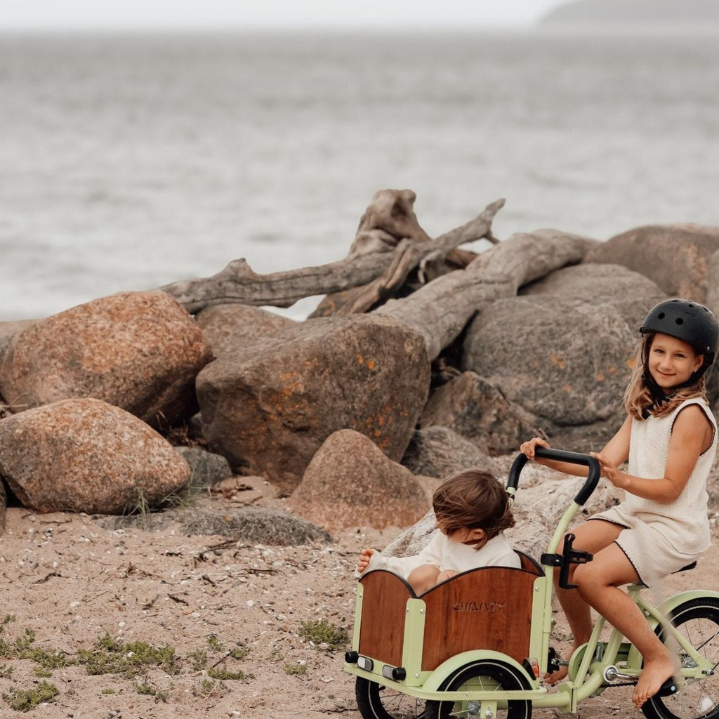 Chanty Cargo Kid - Grøn inkl. hjelm, flaskeholder, håndtag i 2 farver og ringklokke - BørnecyklerneChantyBørnecyklerneGrøn: BLC16 - GRNChanty Cargo Kid - Grøn inkl. hjelm, flaskeholder, håndtag i 2 farver og ringklokke