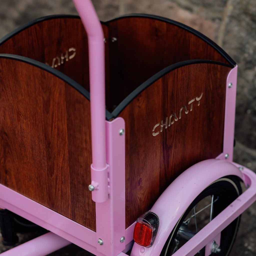 Chanty Cargo Kid – Pink inkl. hjelm, flaskeholder, håndtag i 2 farver og ringklokke - BørnecyklerneChantyBørnecyklernePink: BLC16 - LYRChanty Cargo Kid – Pink inkl. hjelm, flaskeholder, håndtag i 2 farver og ringklokke