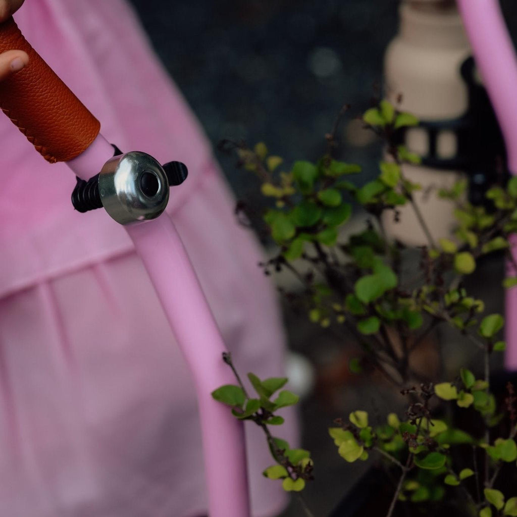 Chanty Cargo Kid – Pink inkl. hjelm, flaskeholder, håndtag i 2 farver og ringklokke - BørnecyklerneChantyBørnecyklernePink: BLC16 - LYRChanty Cargo Kid – Pink inkl. hjelm, flaskeholder, håndtag i 2 farver og ringklokke