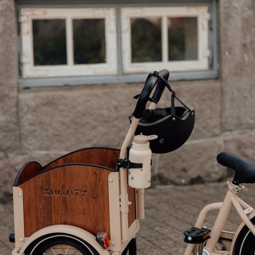 Chanty Cargo Kid - Sandfarvet Den ultimative børneladcykel til sjov, transport inkl. hjelm, flaskeholder, håndtag i 2 farver og ringklokke - BørnecyklerneChantyBørnecyklerneBeige: BLC16 - BEIChanty Cargo Kid - Sandfarvet Den ultimative børneladcykel til sjov, transport inkl. hjelm, flaskeholder, håndtag i 2 farver og ringklokke