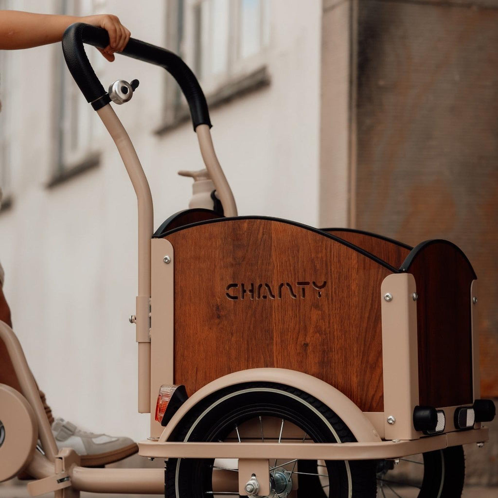 Chanty Cargo Kid - Sandfarvet Den ultimative børneladcykel til sjov, transport inkl. hjelm, flaskeholder, håndtag i 2 farver og ringklokke - BørnecyklerneChantyBørnecyklerneBeige: BLC16 - BEIChanty Cargo Kid - Sandfarvet Den ultimative børneladcykel til sjov, transport inkl. hjelm, flaskeholder, håndtag i 2 farver og ringklokke