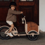 Chanty Cargo Kid - Sandfarvet Den ultimative børneladcykel til sjov, transport inkl. hjelm, flaskeholder, håndtag i 2 farver og ringklokke - BørnecyklerneChantyBørnecyklerneBeige: BLC16 - BEIChanty Cargo Kid - Sandfarvet Den ultimative børneladcykel til sjov, transport inkl. hjelm, flaskeholder, håndtag i 2 farver og ringklokke