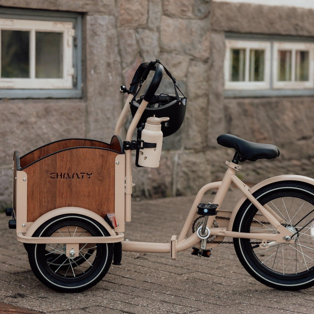 Chanty Cargo Kid - Sandfarvet Den ultimative børneladcykel til sjov, transport inkl. hjelm, flaskeholder, håndtag i 2 farver og ringklokke - BørnecyklerneChantyBørnecyklerneBeige: BLC16 - BEIChanty Cargo Kid - Sandfarvet Den ultimative børneladcykel til sjov, transport inkl. hjelm, flaskeholder, håndtag i 2 farver og ringklokke