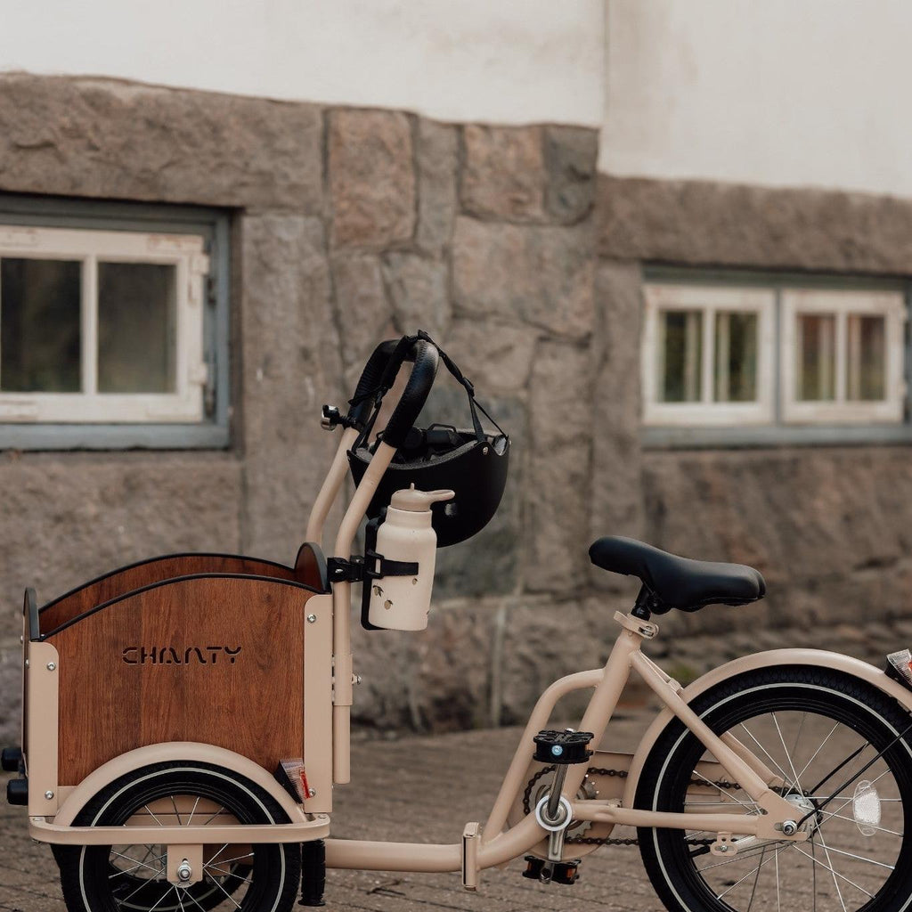 Chanty Cargo Kid - Sandfarvet Den ultimative børneladcykel til sjov, transport inkl. hjelm, flaskeholder, håndtag i 2 farver og ringklokke - BørnecyklerneChantyBørnecyklerneBeige: BLC16 - BEIChanty Cargo Kid - Sandfarvet Den ultimative børneladcykel til sjov, transport inkl. hjelm, flaskeholder, håndtag i 2 farver og ringklokke