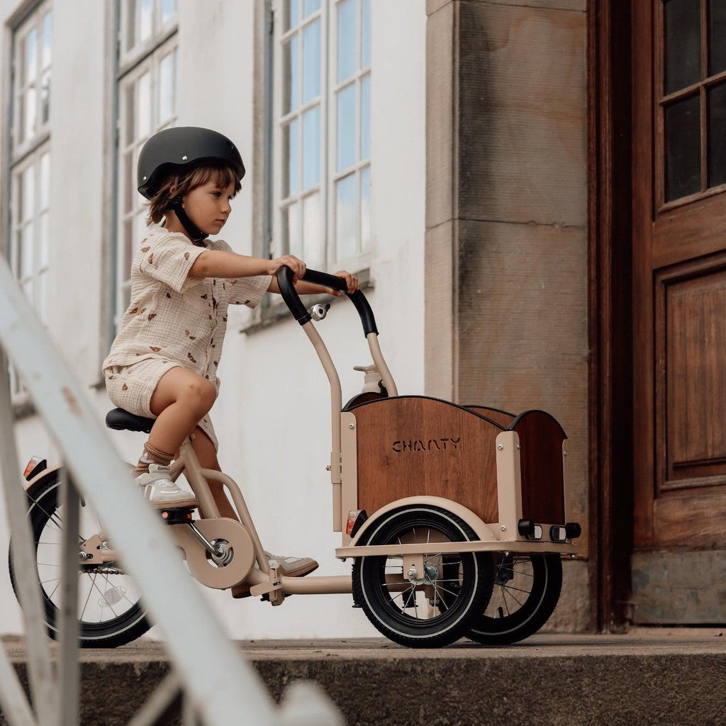 Chanty Cargo Kid - Sandfarvet Den ultimative børneladcykel til sjov, transport inkl. hjelm, flaskeholder, håndtag i 2 farver og ringklokke - BørnecyklerneChantyBørnecyklerneBeige: BLC16 - BEIChanty Cargo Kid - Sandfarvet Den ultimative børneladcykel til sjov, transport inkl. hjelm, flaskeholder, håndtag i 2 farver og ringklokke
