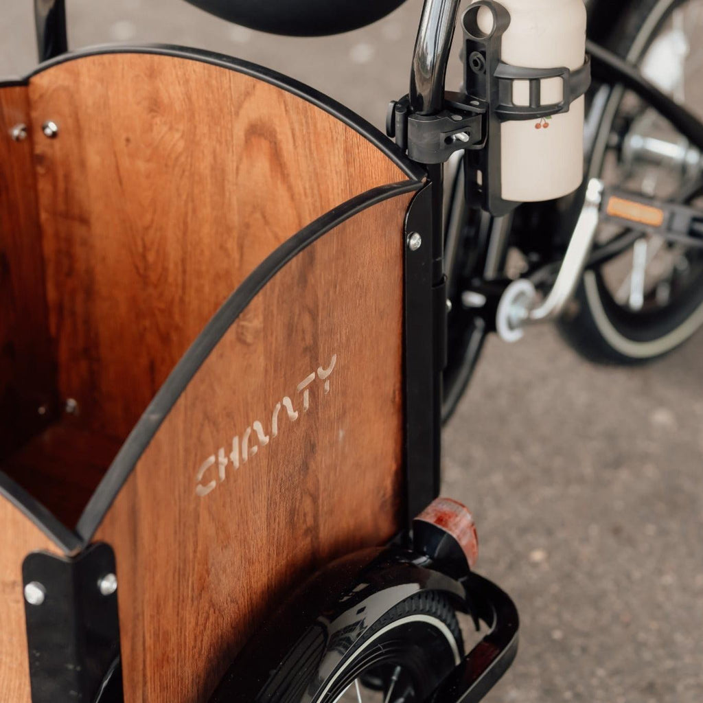 Chanty Cargo Kid - Sort inkl. hjelm, flaskeholder, håndtag i 2 farver og ringklokke - BørnecyklerneChantyBørnecyklerneSort: BLC16 - SRTChanty Cargo Kid - Sort inkl. hjelm, flaskeholder, håndtag i 2 farver og ringklokke