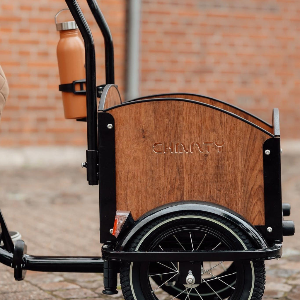 Chanty Cargo Kid - Sort inkl. hjelm, flaskeholder, håndtag i 2 farver og ringklokke - BørnecyklerneChantyBørnecyklerneSort: BLC16 - SRTChanty Cargo Kid - Sort inkl. hjelm, flaskeholder, håndtag i 2 farver og ringklokke