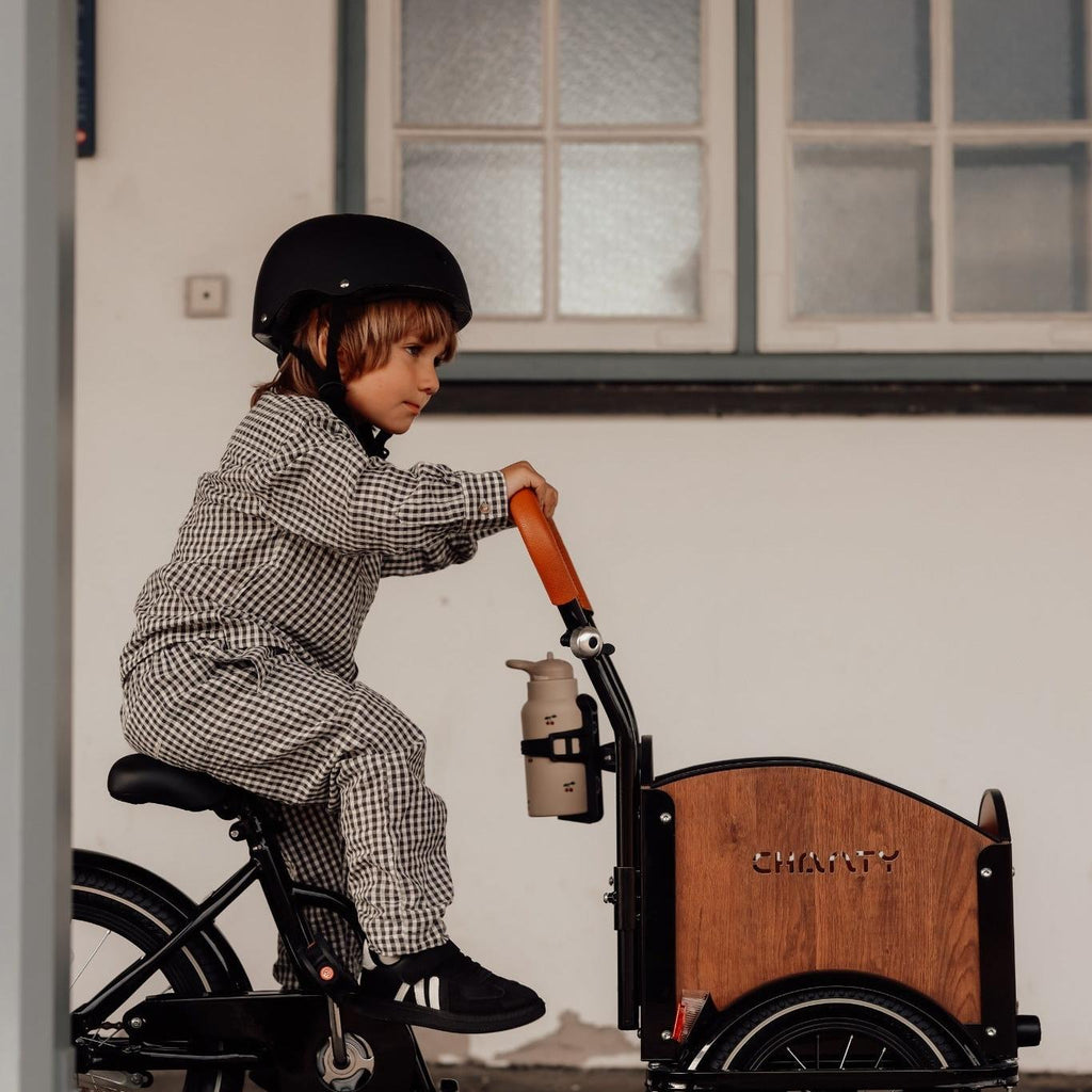 Chanty Cargo Kid - Sort inkl. hjelm, flaskeholder, håndtag i 2 farver og ringklokke - BørnecyklerneChantyBørnecyklerneSort: BLC16 - SRTChanty Cargo Kid - Sort inkl. hjelm, flaskeholder, håndtag i 2 farver og ringklokke
