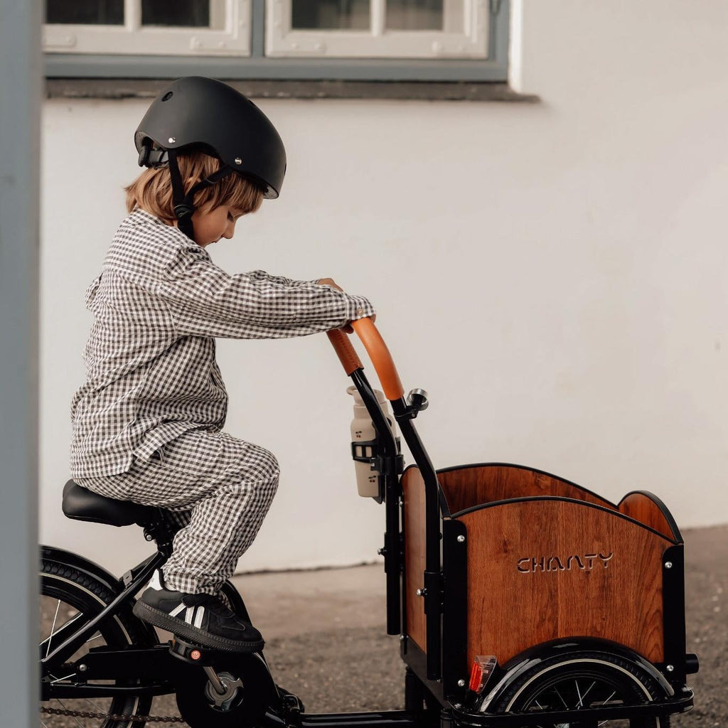 Chanty Cargo Kid - Sort inkl. hjelm, flaskeholder, håndtag i 2 farver og ringklokke - BørnecyklerneChantyBørnecyklerneSort: BLC16 - SRTChanty Cargo Kid - Sort inkl. hjelm, flaskeholder, håndtag i 2 farver og ringklokke