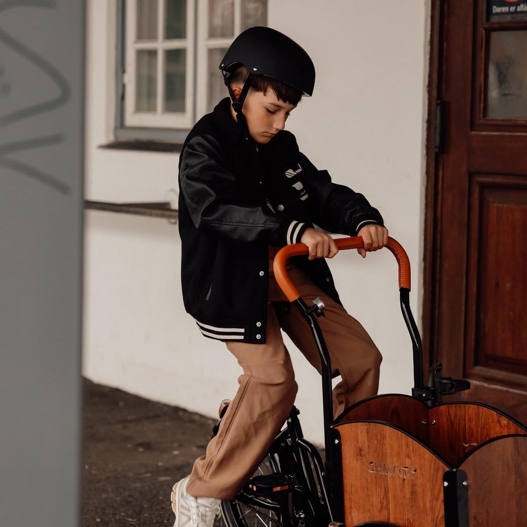 Chanty Cargo Kid - Sort inkl. hjelm, flaskeholder, håndtag i 2 farver og ringklokke - BørnecyklerneChantyBørnecyklerneSort: BLC16 - SRTChanty Cargo Kid - Sort inkl. hjelm, flaskeholder, håndtag i 2 farver og ringklokke