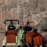 Søskendepakken - 2 børneladcykler inkl. hjelm, flaskeholder, håndtag i 2 farver og ringklokke - BørnecyklerneChantyBørnecyklerneSortSøskendepakken - 2 børneladcykler inkl. hjelm, flaskeholder, håndtag i 2 farver og ringklokkeSort