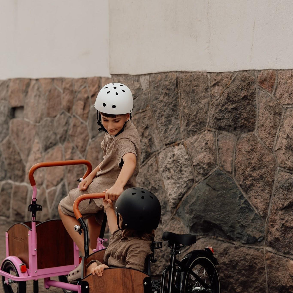 Søskendepakken - 2 børneladcykler inkl. hjelm, flaskeholder, håndtag i 2 farver og ringklokke - BørnecyklerneChantyBørnecyklerneSortSøskendepakken - 2 børneladcykler inkl. hjelm, flaskeholder, håndtag i 2 farver og ringklokkeSort