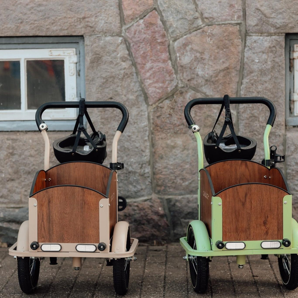 Søskendepakken - 2 børneladcykler inkl. hjelm, flaskeholder, håndtag i 2 farver og ringklokke - BørnecyklerneChantyBørnecyklerneSortSøskendepakken - 2 børneladcykler inkl. hjelm, flaskeholder, håndtag i 2 farver og ringklokkeSort