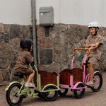 Søskendepakken - 2 børneladcykler inkl. hjelm, flaskeholder, håndtag i 2 farver og ringklokke - BørnecyklerneChantyBørnecyklerneSortSøskendepakken - 2 børneladcykler inkl. hjelm, flaskeholder, håndtag i 2 farver og ringklokkeSort